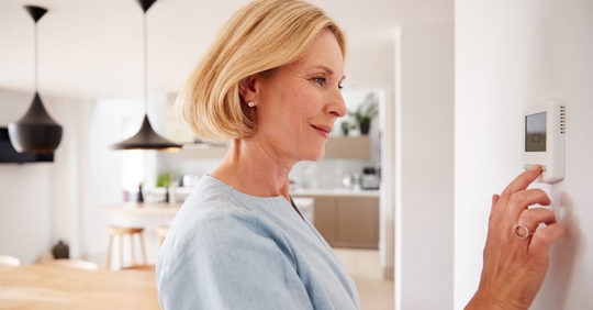 woman setting her thermostat